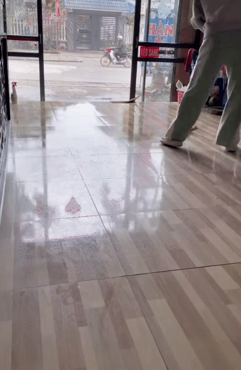 Mẹo lau nh&agrave; hiệu quả gi&uacute;p kh&ocirc;ng gian kh&ocirc; r&aacute;o trong m&ugrave;a nồm - Ảnh 10.