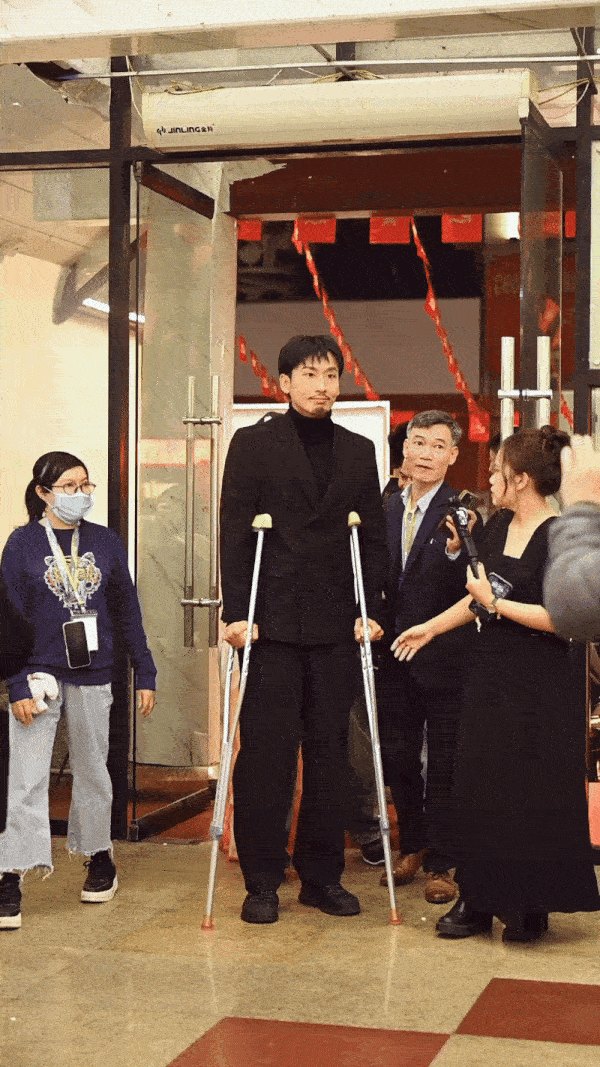 Lo cho Tuấn Trần  - Ảnh 4.