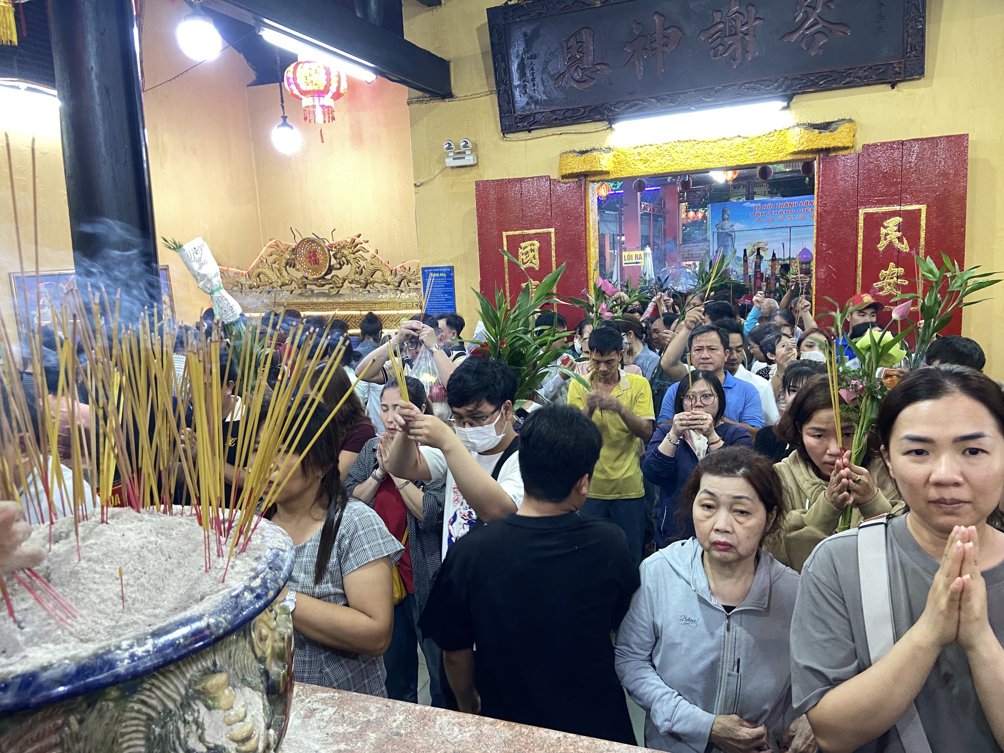 Cảnh tượng nửa đ&ecirc;m tại Miếu B&agrave; Thi&ecirc;n Hậu: Biển người cầu lộc - Ảnh 10.