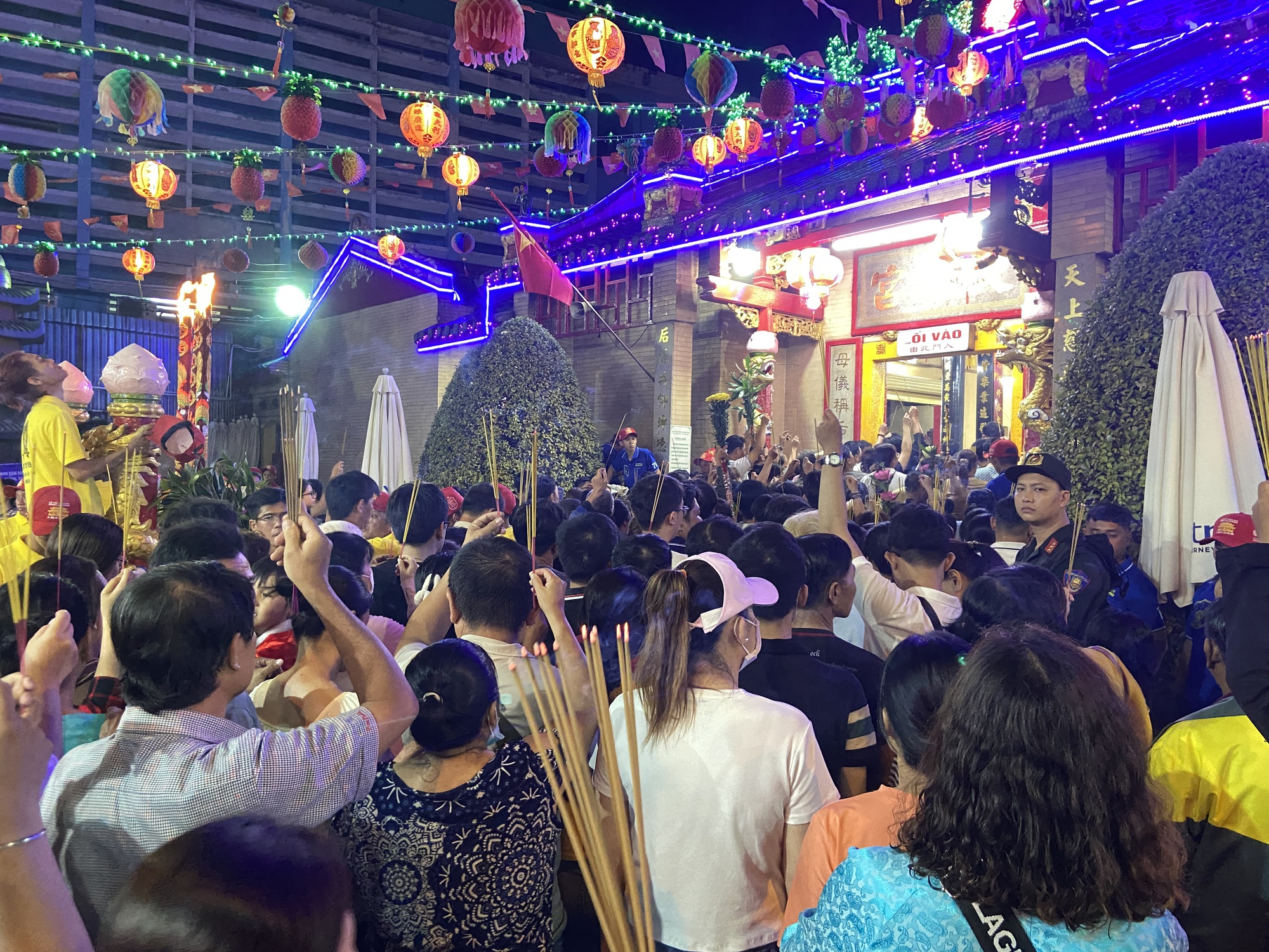 Cảnh tượng nửa đ&ecirc;m tại Miếu B&agrave; Thi&ecirc;n Hậu: Biển người cầu lộc - Ảnh 11.