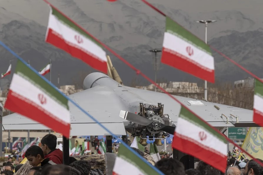Cuộc đọ sức giữa UAV gi&aacute; rẻ v&agrave; l&aacute; chắn triệu đ&ocirc; ở Iran năm 2026 - Ảnh 1.