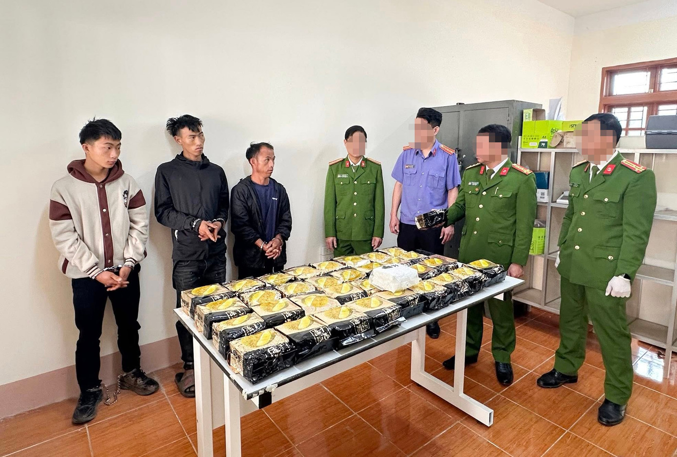 Triệt ph&aacute; ma t&uacute;y xuy&ecirc;n bi&ecirc;n giới tại Sơn La bắt giữ 3 đối tượng c&ugrave;ng tang vật lớn - Ảnh 1.