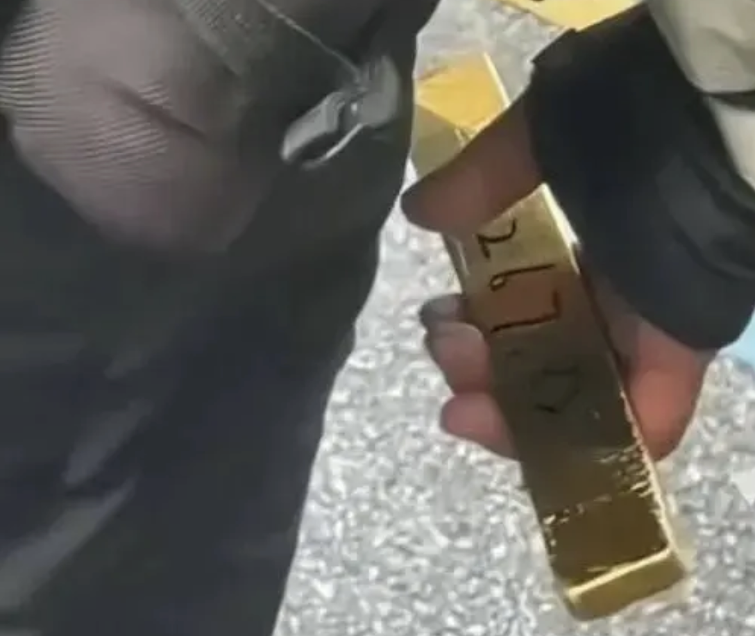 Ph&aacute;t hiện vali chứa v&agrave;ng trị gi&aacute; 17 tỷ đồng tại s&acirc;n bay - Ảnh 3.