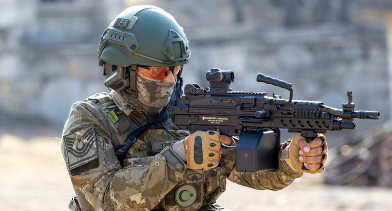 S&uacute;ng m&aacute;y KMG556CL mới 2026: Tốc độ bắn 900 vi&ecirc;n / ph&uacute;t v&agrave; trọng lượng nhẹ chỉ 5 . 6 Kg - Ảnh 1.