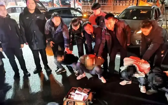 Ph&aacute;t hiện 7,4 tỷ đồng tiền mặt tr&ecirc;n xe &ocirc; t&ocirc; của thanh ni&ecirc;n cướp t&agrave;i sản - Ảnh 2.