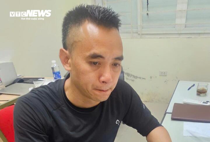 Tài xế tạt đầu xe máy khiến 3 người suýt lao vào ô tô tải tại Hà Nội - Ảnh 1. Tài xế tạt đầu xe máy khiến 3 người suýt lao vào ô tô tải tại Hà Nội - Ảnh 1.