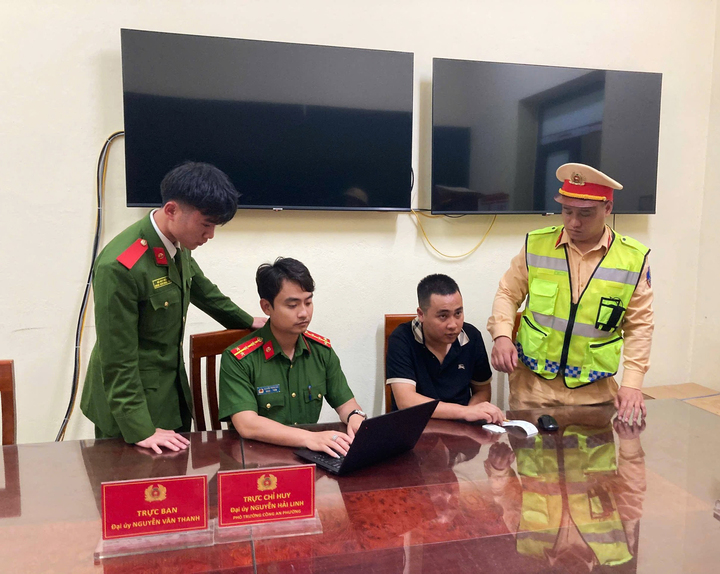 CSGT Quảng Ninh r&uacute;t s&uacute;ng khống chế t&agrave;i xế xe tải vi phạm nồng độ cồn - Ảnh 2.