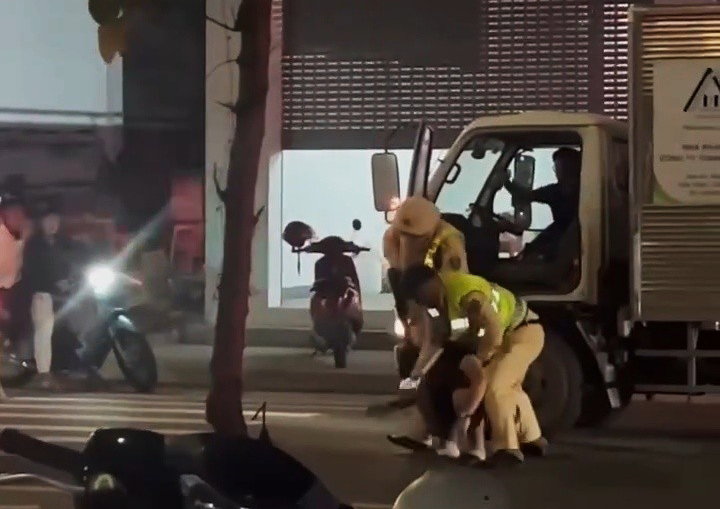 CSGT Quảng Ninh r&uacute;t s&uacute;ng khống chế t&agrave;i xế xe tải vi phạm nồng độ cồn - Ảnh 1.