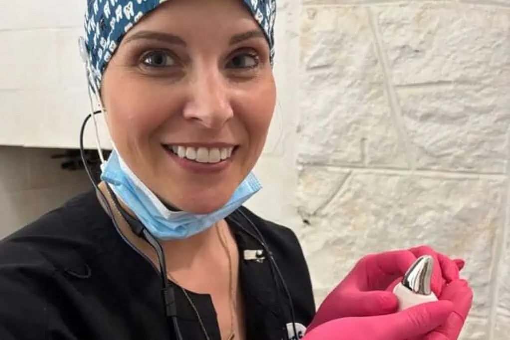 Đ&acirc;y l&agrave; ch&uacute; gấu sở hữu chiếc răng bằng titan lớn nhất thế giới - Ảnh 1.