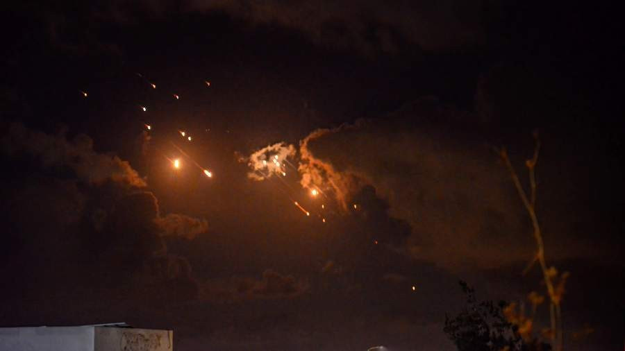 V&igrave; sao t&ecirc;n lửa v&agrave; drone Iran tr&uacute;ng mục ti&ecirc;u d&acirc;n sự trong xung đột 2026? - Ảnh 1.