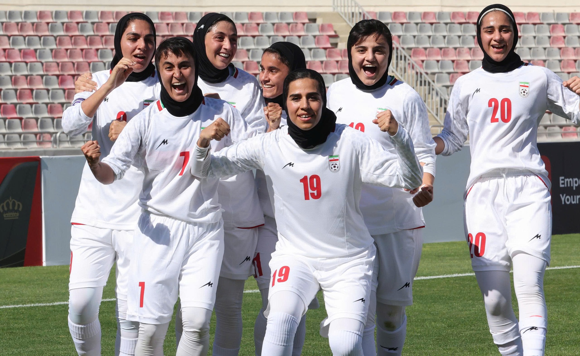 Sân cỏ "lặng tiếng" vì bất ổn tại Trung Đông - Ảnh 2.