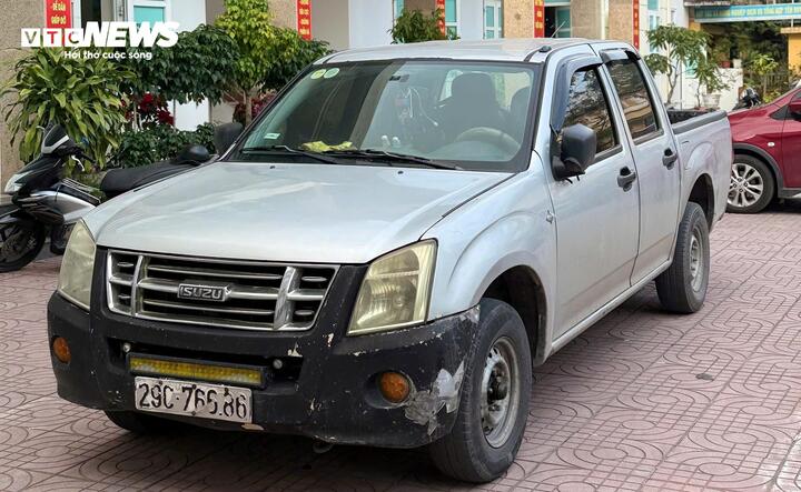 Tài xế tạt đầu xe máy khiến 3 người suýt lao vào ô tô tải tại Hà Nội - Ảnh 2. Tài xế tạt đầu xe máy khiến 3 người suýt lao vào ô tô tải tại Hà Nội - Ảnh 2.