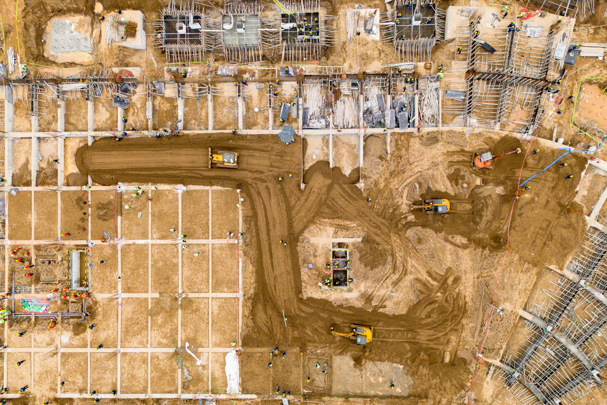 Đại công trường xây sân vận động lớn nhất thế giới: Ô tô nối đuôi nhau như đàn kiến, cần cẩu phủ kín đường chân trời - Ảnh 10.