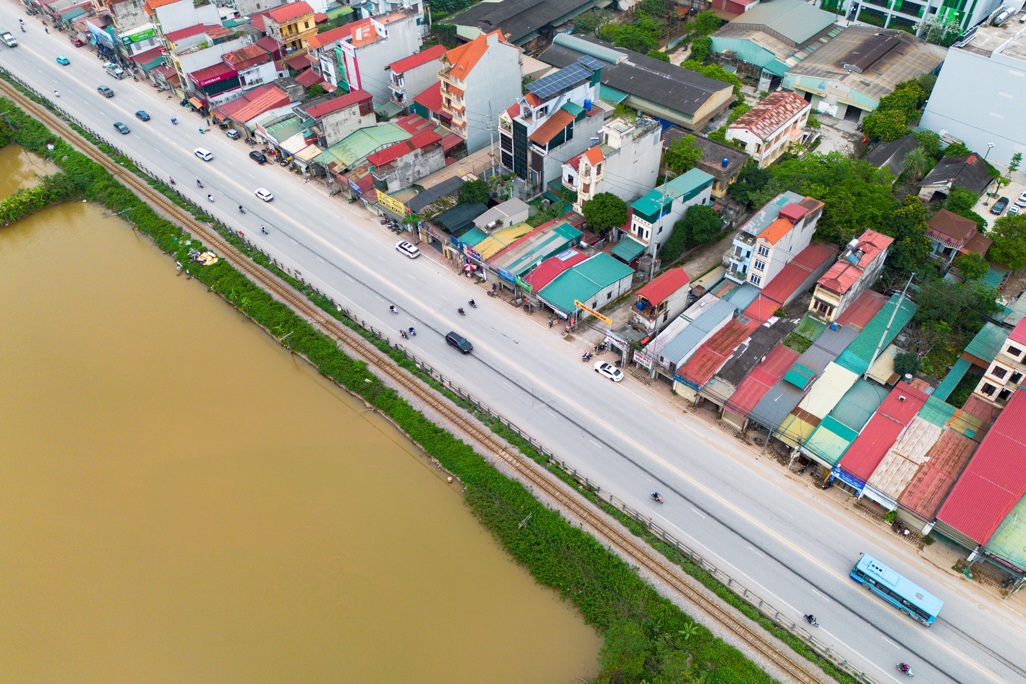 Đại công trường xây sân vận động lớn nhất thế giới: Ô tô nối đuôi nhau như đàn kiến, cần cẩu phủ kín đường chân trời - Ảnh 15.