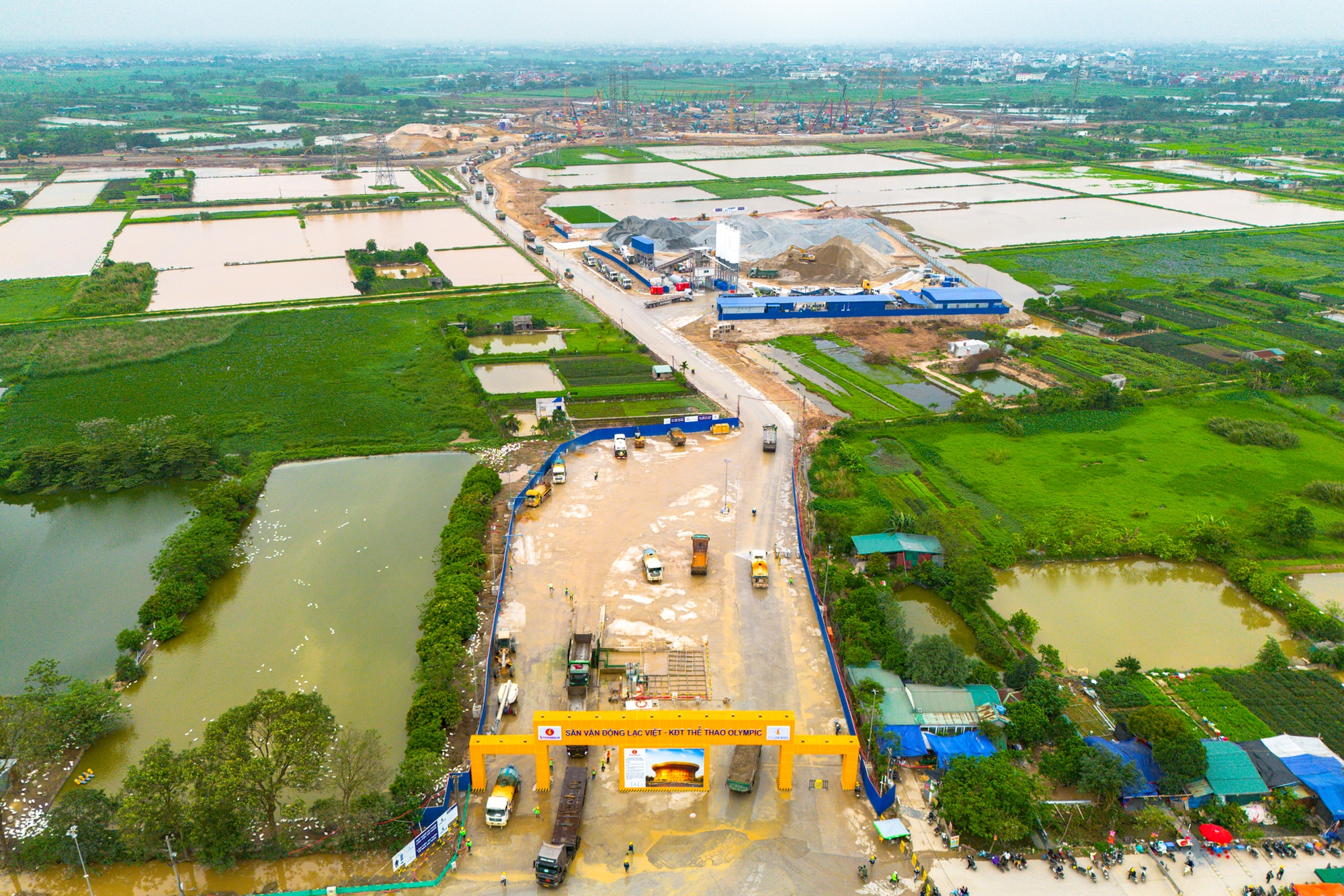 Đại công trường xây sân vận động lớn nhất thế giới: Ô tô nối đuôi nhau như đàn kiến, cần cẩu phủ kín đường chân trời - Ảnh 1.