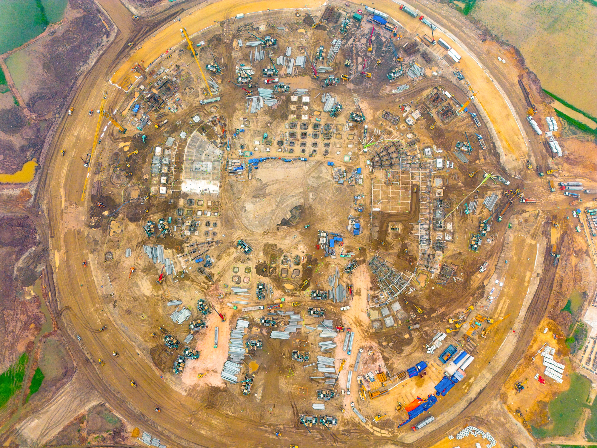 Đại công trường xây sân vận động lớn nhất thế giới: Ô tô nối đuôi nhau như đàn kiến, cần cẩu phủ kín đường chân trời - Ảnh 3.