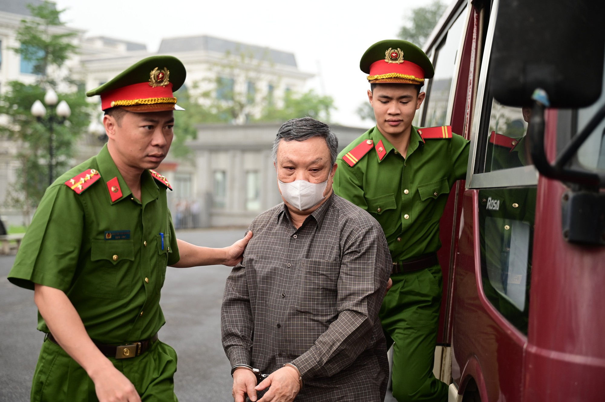 Cựu Thứ trưởng Hoàng Văn Thắng hầu tòa vì tội nhận hối lộ gây thiệt hại lớn - Ảnh 7. Cựu Thứ trưởng Hoàng Văn Thắng hầu tòa vì tội nhận hối lộ gây thiệt hại lớn - Ảnh 7.