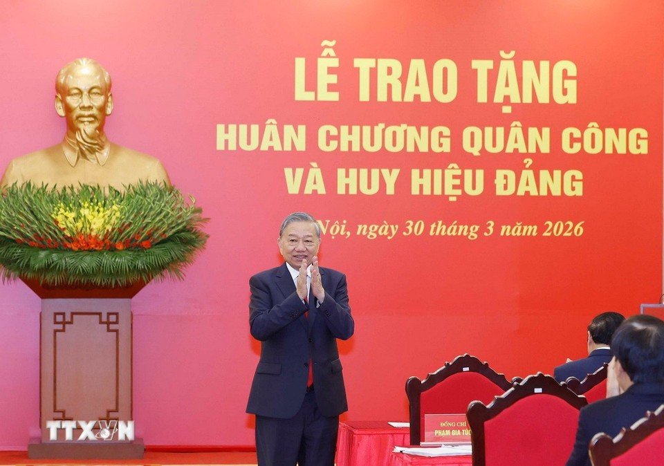 Thủ tướng Phạm Minh Ch&iacute;nh nhận Hu&acirc;n chương Qu&acirc;n c&ocirc;ng hạng Nhất năm 2026 - Ảnh 1.
