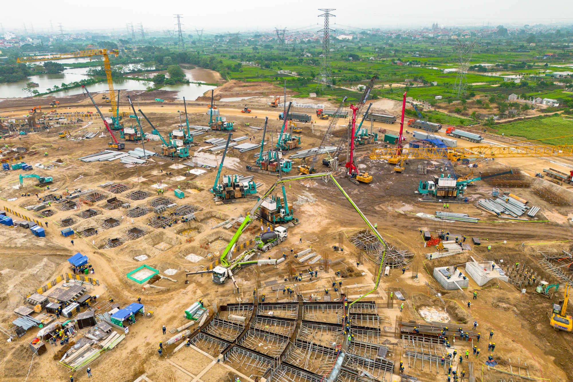 Đại công trường xây sân vận động lớn nhất thế giới: Ô tô nối đuôi nhau như đàn kiến, cần cẩu phủ kín đường chân trời - Ảnh 4.