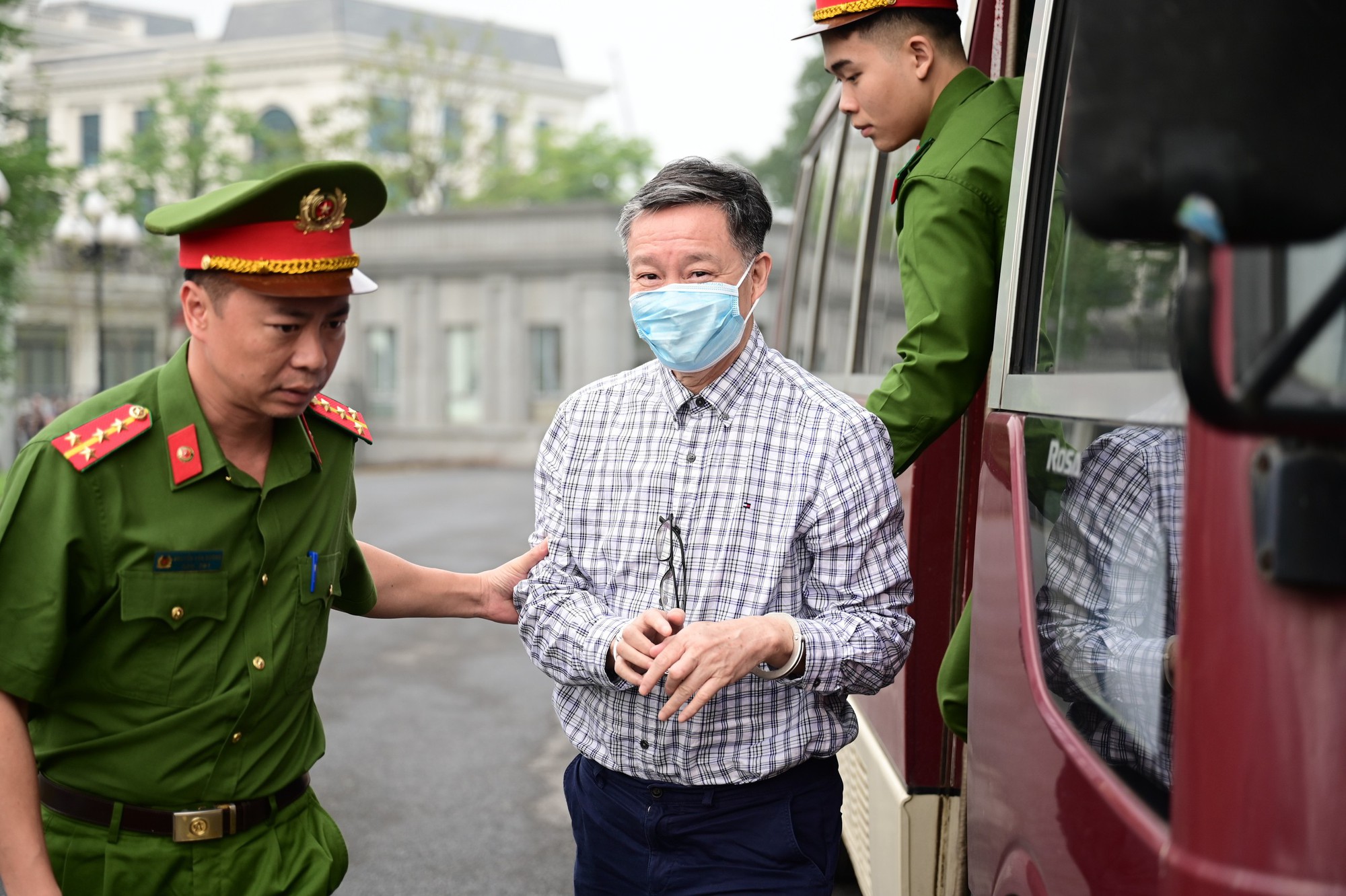 Cựu Thứ trưởng Hoàng Văn Thắng hầu tòa vì tội nhận hối lộ gây thiệt hại lớn - Ảnh 3. Cựu Thứ trưởng Hoàng Văn Thắng hầu tòa vì tội nhận hối lộ gây thiệt hại lớn - Ảnh 3.