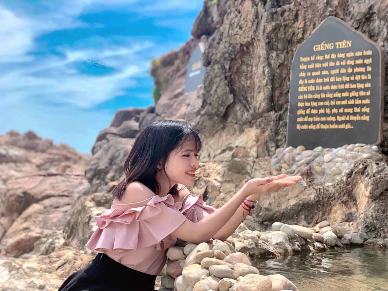 Diễn biến bất ngờ về vụ ca sĩ Juky San mặc bikini, nghi tắm tại Giếng Ti&ecirc;n ở Gia Lai - Ảnh 2.