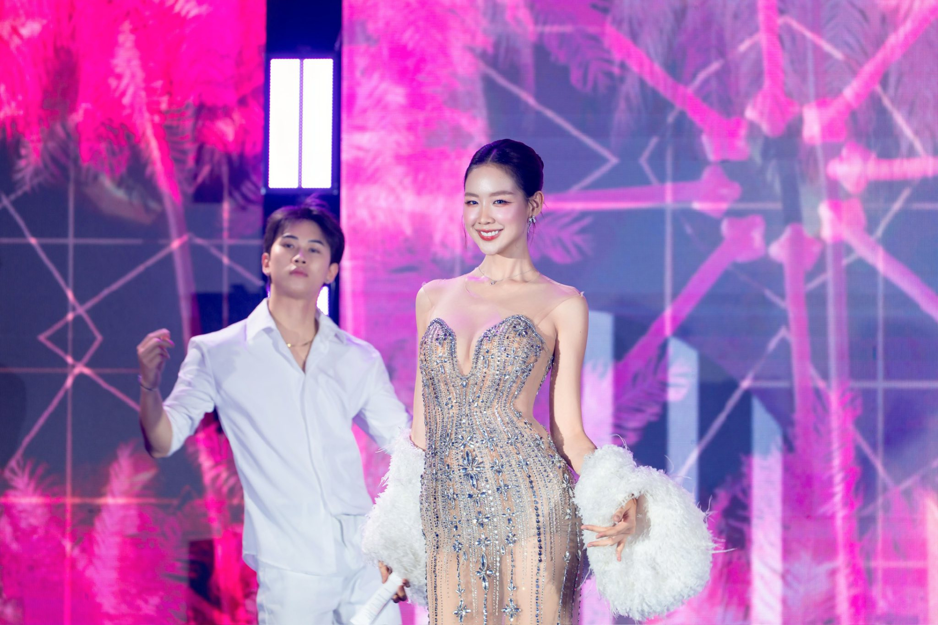 Hoa hậu Bảo Ngọc ph&ocirc; diễn đường cong &ldquo;cực gắt&rdquo;  - Ảnh 1.