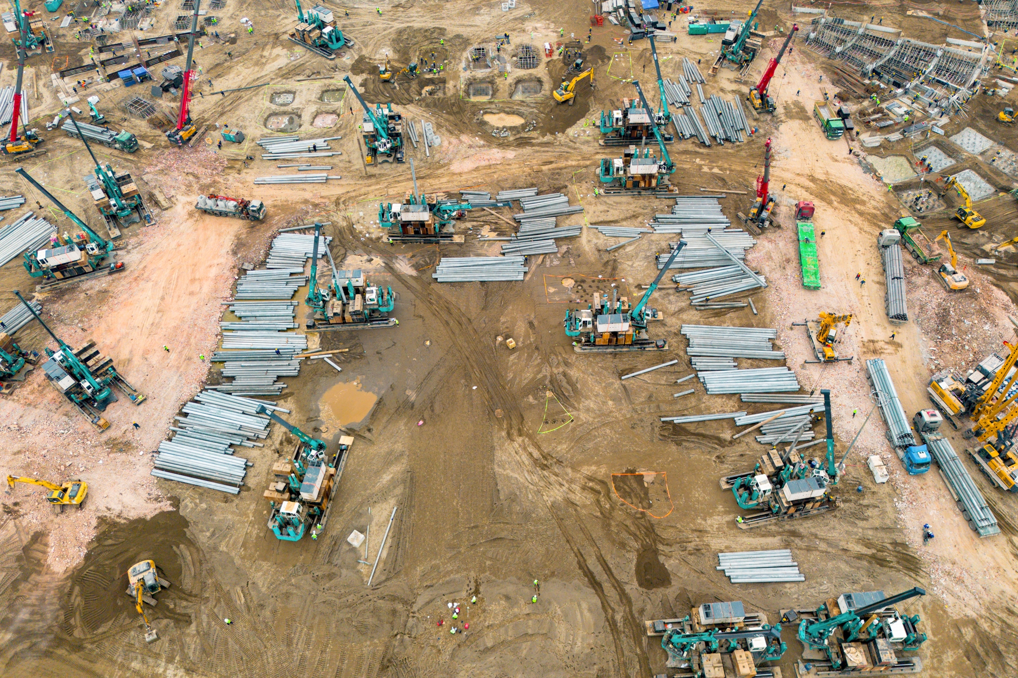 Đại công trường xây sân vận động lớn nhất thế giới: Ô tô nối đuôi nhau như đàn kiến, cần cẩu phủ kín đường chân trời - Ảnh 5.