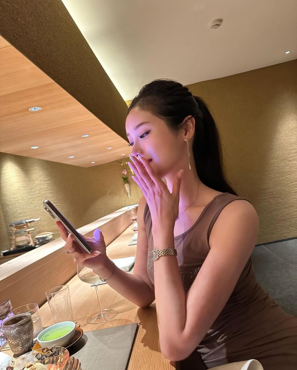 Người EQ thấp th&iacute;ch nhất 3 kiểu cầm điện thoại- Ảnh 2.