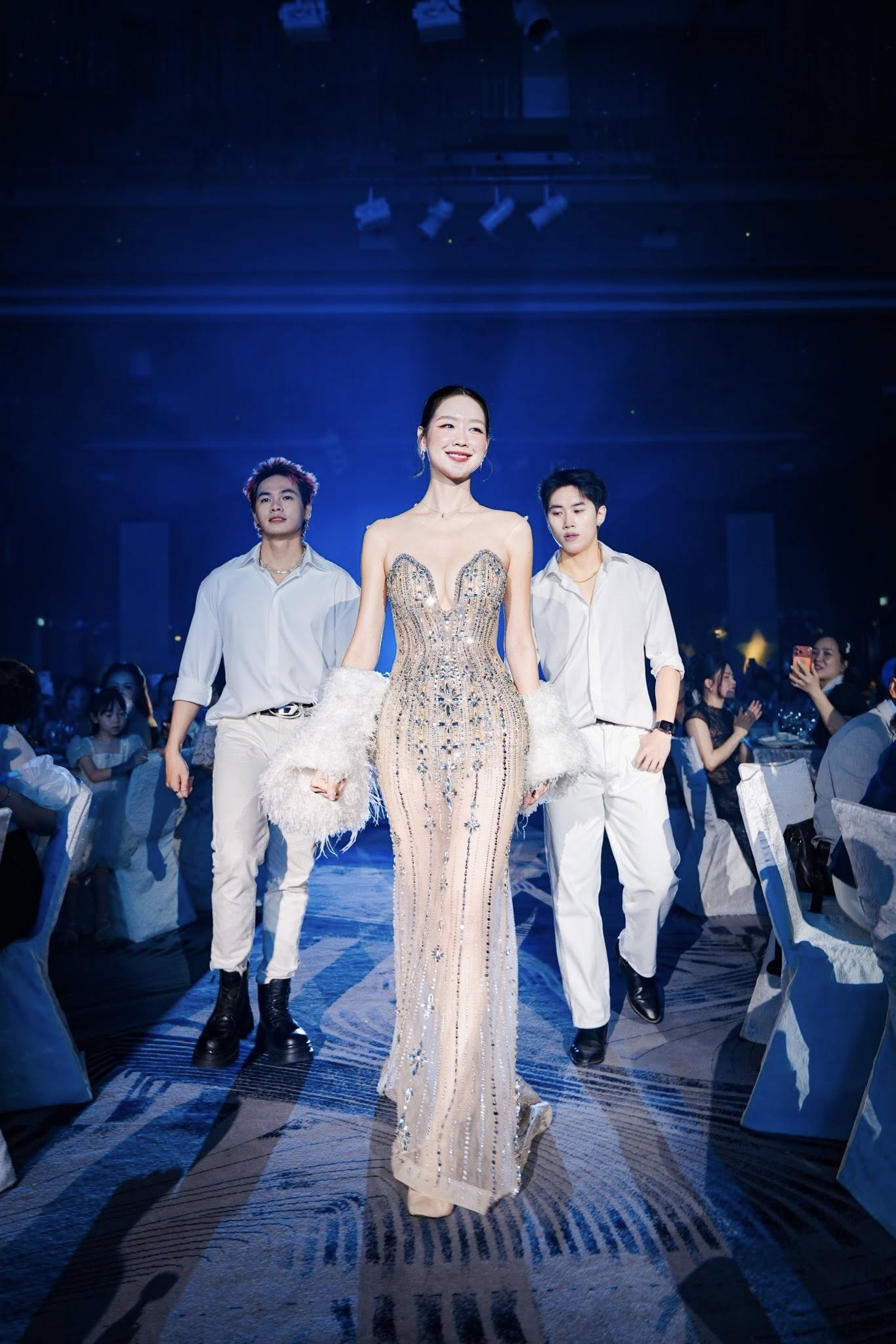 Hoa hậu Bảo Ngọc ph&ocirc; diễn đường cong &ldquo;cực gắt&rdquo;  - Ảnh 2.