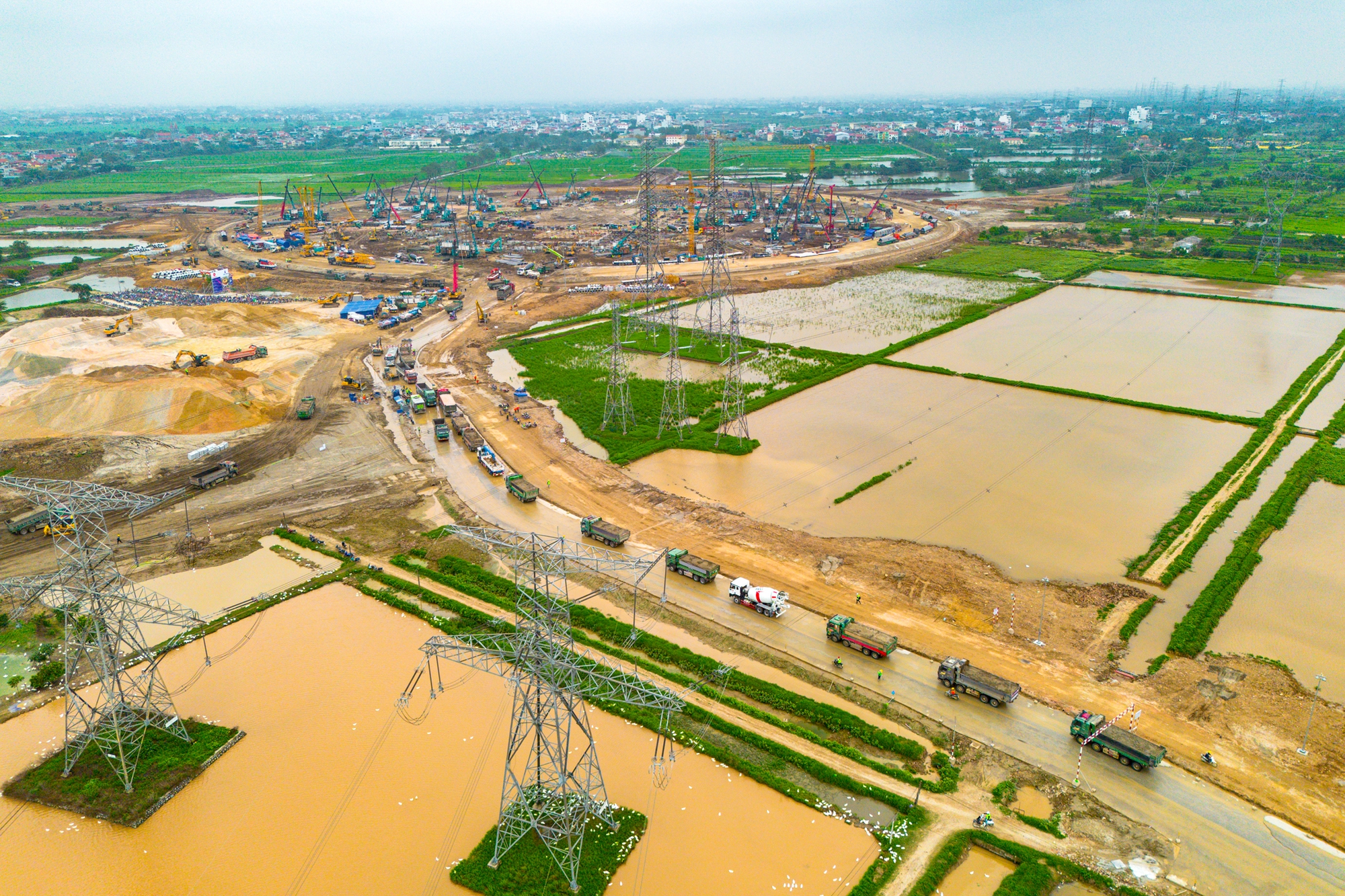 Đại công trường xây sân vận động lớn nhất thế giới: Ô tô nối đuôi nhau như đàn kiến, cần cẩu phủ kín đường chân trời - Ảnh 6.