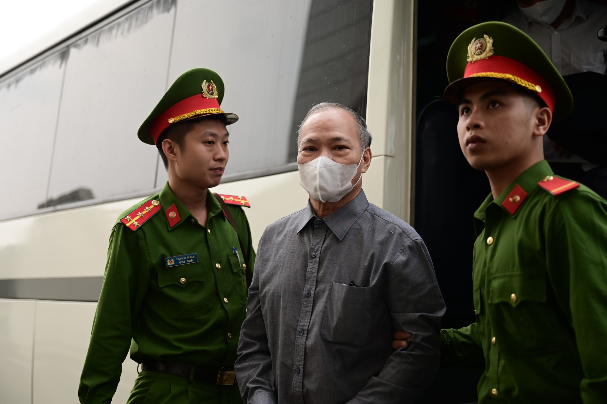 Cựu Thứ trưởng Hoàng Văn Thắng hầu tòa vì tội nhận hối lộ gây thiệt hại lớn - Ảnh 2. Cựu Thứ trưởng Hoàng Văn Thắng hầu tòa vì tội nhận hối lộ gây thiệt hại lớn - Ảnh 2.