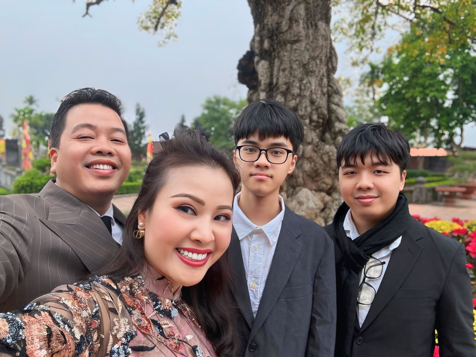 Cuộc sống vi&ecirc;n m&atilde;n của "&ocirc;ng ho&agrave;ng nhạc đỏ" k&iacute;n tiếng bậc nhất showbiz Việt - Ảnh 3.