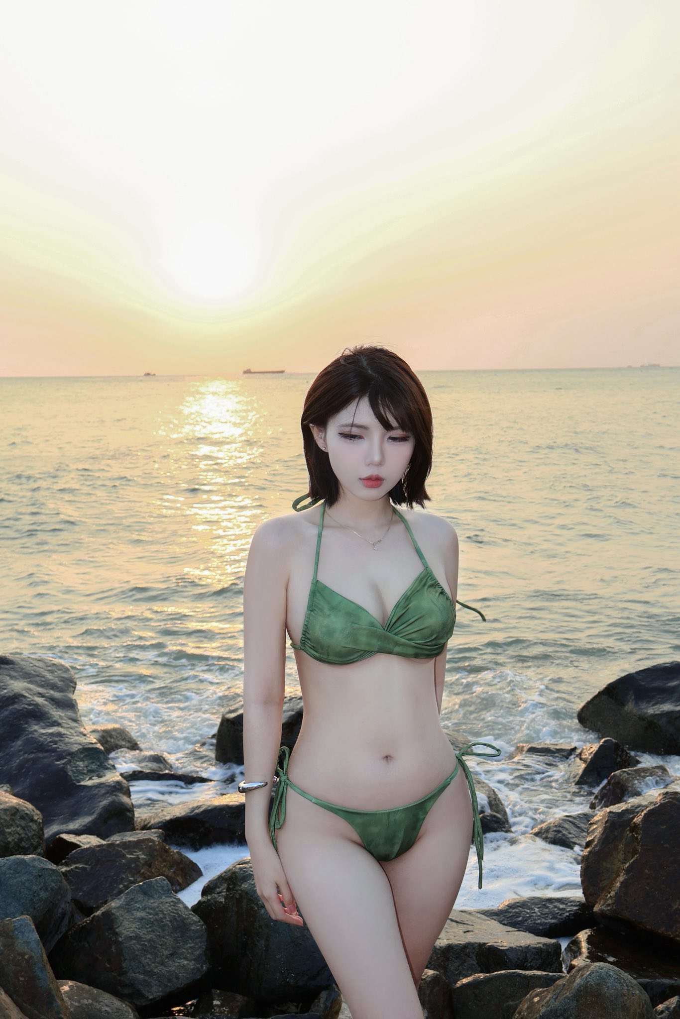 Kh&ocirc;ng nằm ngo&agrave;i cuộc chơi, H&agrave; Phương Boo "chiếm s&oacute;ng" MXH với bộ ảnh "đ&oacute;n h&egrave;" bỏng mắt - Ảnh 5.