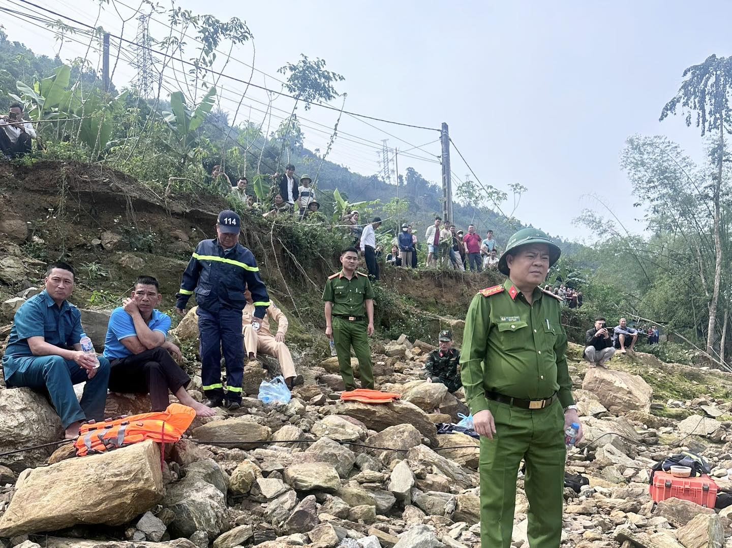 Hiện trường trắng đêm tìm kiếm đôi vợ chồng mất tích giữa lòng hồ thủy điện: Con trai may mắn sống sót - Ảnh 2.