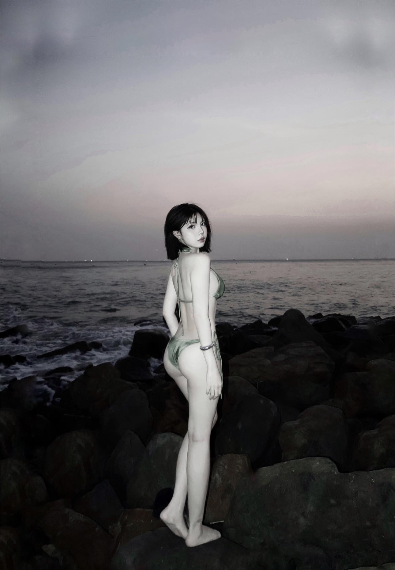 Kh&ocirc;ng nằm ngo&agrave;i cuộc chơi, H&agrave; Phương Boo "chiếm s&oacute;ng" MXH với bộ ảnh "đ&oacute;n h&egrave;" bỏng mắt - Ảnh 2.