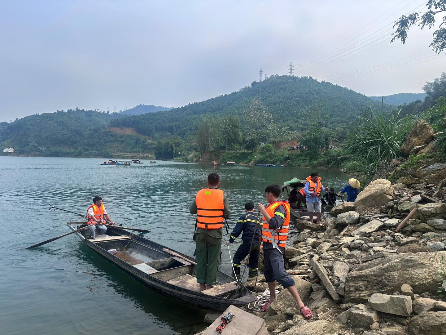 Hiện trường trắng đêm tìm kiếm đôi vợ chồng mất tích giữa lòng hồ thủy điện: Con trai may mắn sống sót - Ảnh 5.