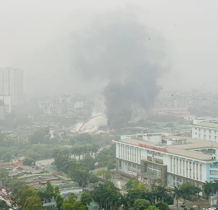 H&agrave; Nội rạng s&aacute;ng nay: Mưa đ&aacute; v&agrave; c&oacute; ch&aacute;y lớn - Ảnh 4.