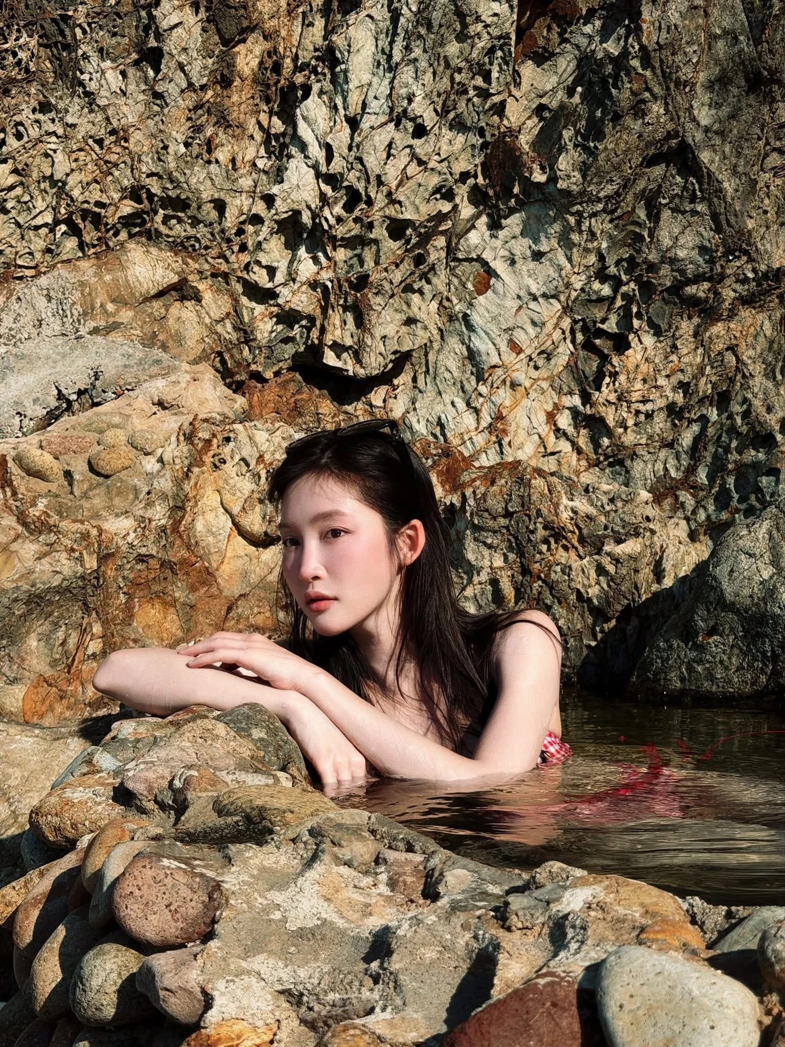 Diễn biến bất ngờ về vụ ca sĩ Juky San mặc bikini, nghi tắm tại Giếng Ti&ecirc;n ở Gia Lai - Ảnh 1.