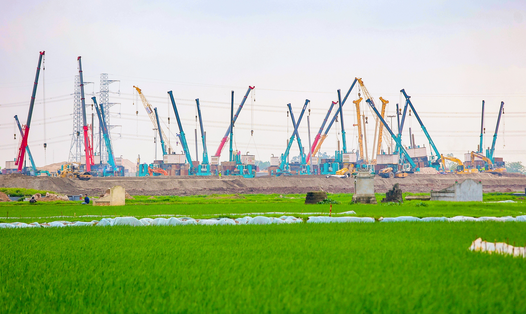 Đại công trường xây sân vận động lớn nhất thế giới: Ô tô nối đuôi nhau như đàn kiến, cần cẩu phủ kín đường chân trời - Ảnh 7.