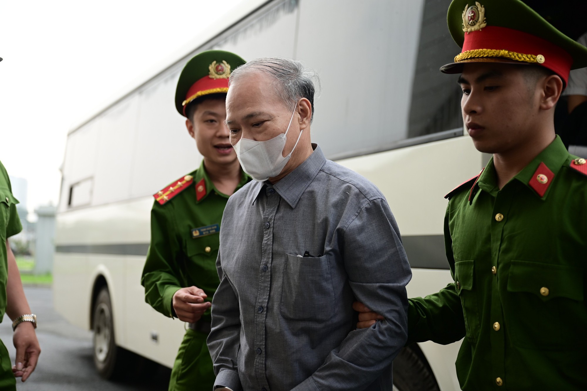 Cựu Thứ trưởng Hoàng Văn Thắng hầu tòa vì tội nhận hối lộ gây thiệt hại lớn - Ảnh 1. Cựu Thứ trưởng Hoàng Văn Thắng hầu tòa vì tội nhận hối lộ gây thiệt hại lớn - Ảnh 1.