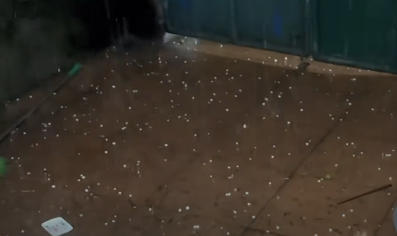 H&agrave; Nội ghi nhận mưa đ&aacute; bất ngờ s&aacute;ng 30 / 3 , miền Bắc trong thời kỳ giao m&ugrave;a - Ảnh 1.