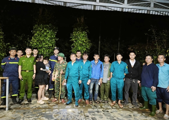 Xuy&ecirc;n đ&ecirc;m t&igrave;m kiếm b&eacute; trai 4 tuổi lạc ở TP Huế: Niềm vui trở về an to&agrave;n - Ảnh 1.