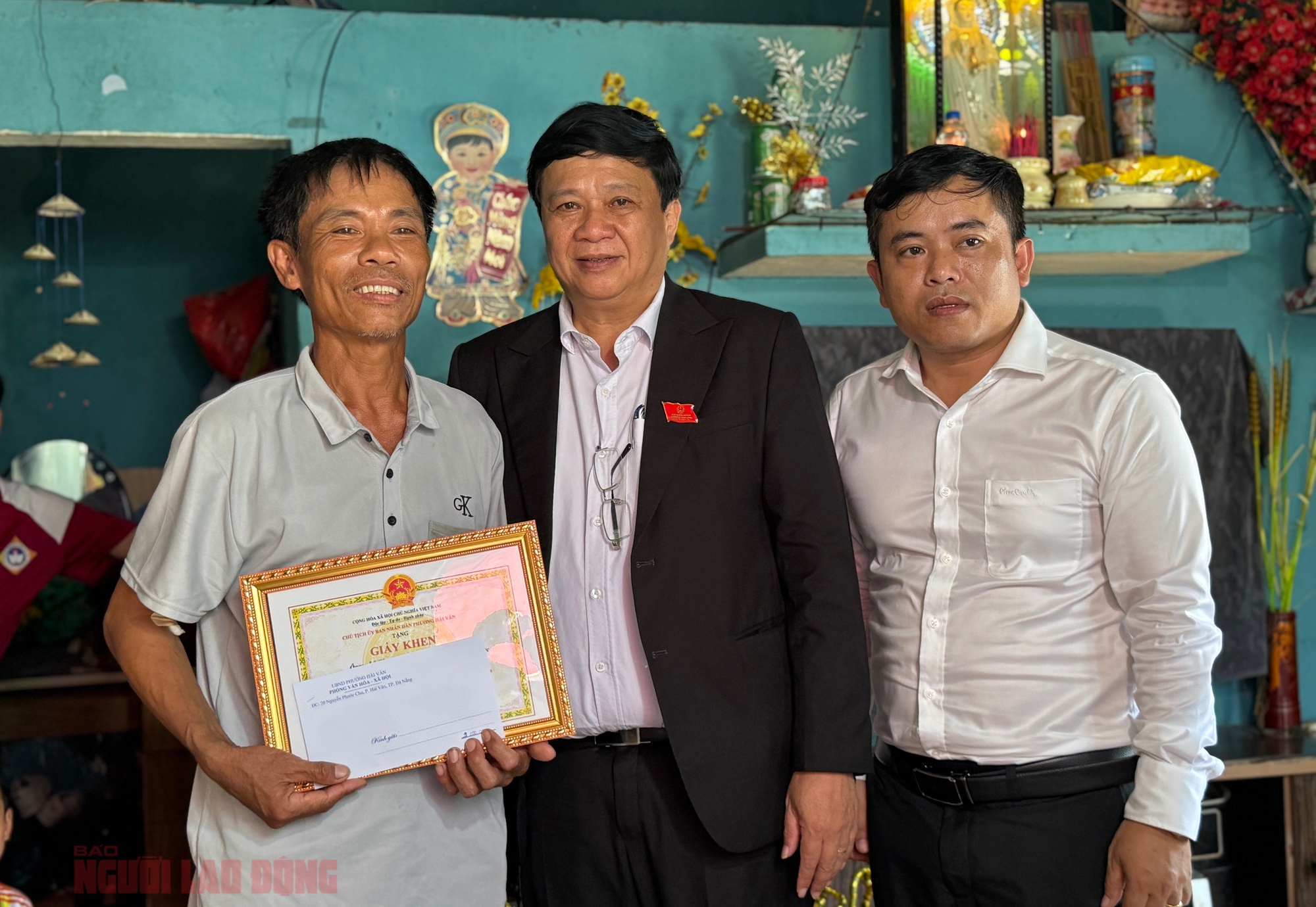 Cứu trẻ nhỏ Đ&agrave; Nẵng: H&agrave;nh động dũng cảm của &ocirc;ng L&ecirc; C&ocirc;ng Quang Giữa s&oacute;ng dữ - Ảnh 3.