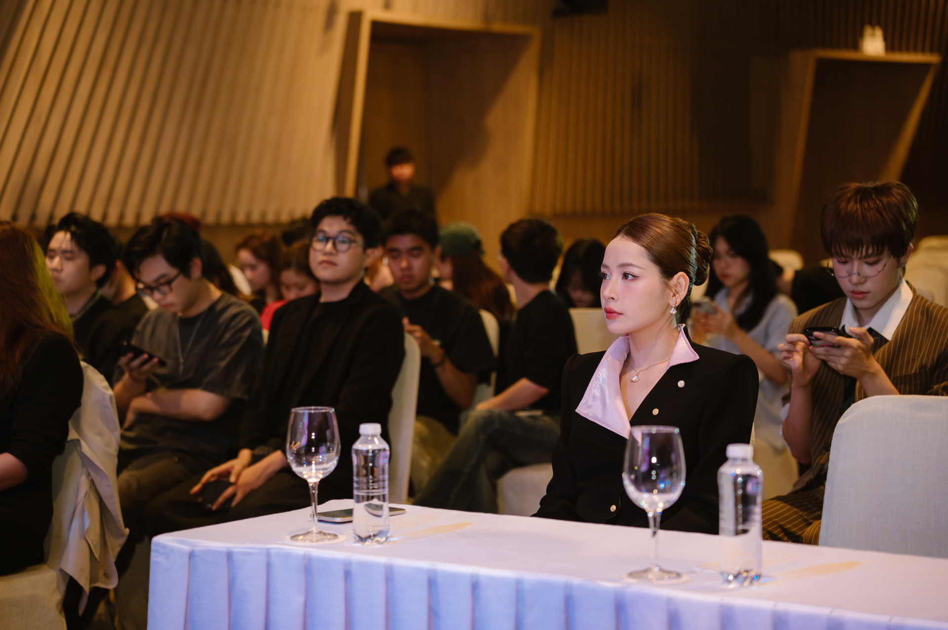 Chi Pu thẳng thắn khi bị so s&aacute;nh với c&aacute;ch Sơn T&ugrave;ng quản l&yacute; talent: &ldquo;Đ&acirc;y l&agrave; c&ocirc;ng ty n&oacute;i được l&agrave;m được&rdquo;- Ảnh 2.