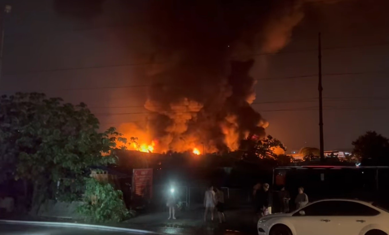 H&agrave; Nội: Vụ ch&aacute;y xưởng gỗ khiến 1 người tử vong đ&ecirc;m 30 / 3 - Ảnh 1.