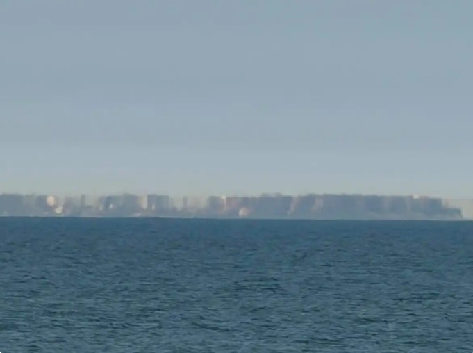 Đoàn Tàu Xếp Bằng Gạch Lơ Lửng Trên Đường Chân Trời: Hiện Likỳ Ảo Trên Bờ Biển Trung Quốc