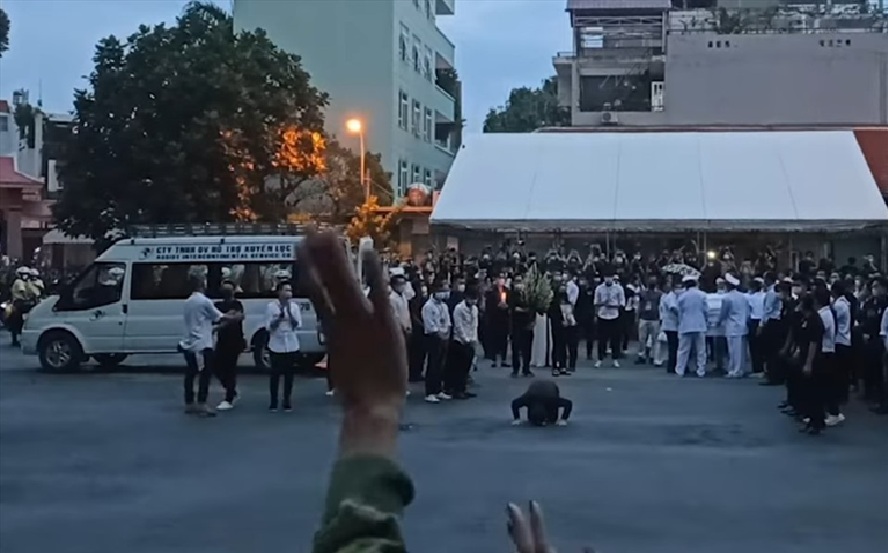 4 đ&aacute;m tang nghệ sĩ c&oacute; h&agrave;ng vạn người x&oacute;t thương tiễn đưa, Ho&agrave;i Linh quỳ lạy- Ảnh 3.