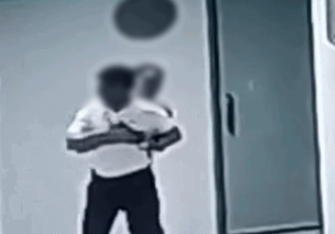 Phẫn nộ clip chủ siêu thị lao lên căn hộ chung cư chửi bới 2 cụ bà ở Hà Nội: Công an vào cuộc - Ảnh 2.