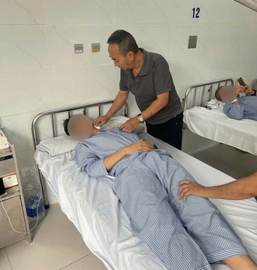 Vụ nam sinh 19 tuổi bị đánh dã man trên phố Hà Nội: Gia đình đối tượng hành hung muốn xin lỗi, thăm hỏi - Ảnh 1.