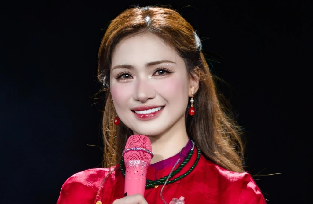 H&ograve;a Minzy nhảy đ&aacute;m cưới ở qu&ecirc;: Động t&aacute;c kinh điển, &ldquo;bốc&rdquo; hơn cả c&aacute;c cụ - Ảnh 1.